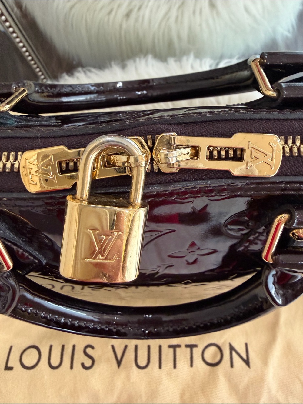 Louis Vuitton Vernis Alma Satchel in Burgundy Patent - Picture 6 of 12